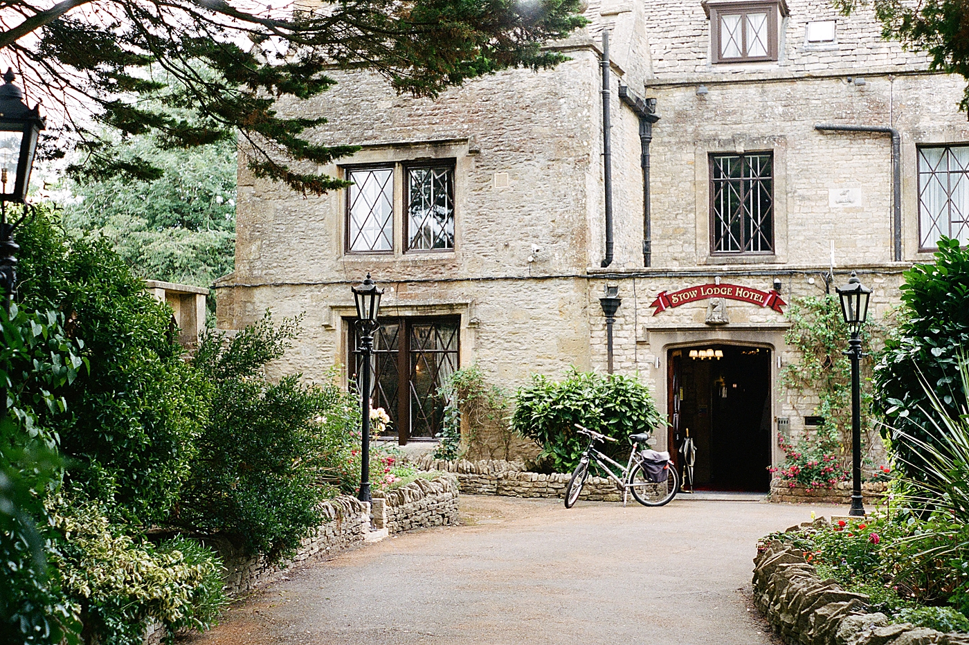 Building with greenery in the Cotswolds | Photo by Hope Helmuth Photography