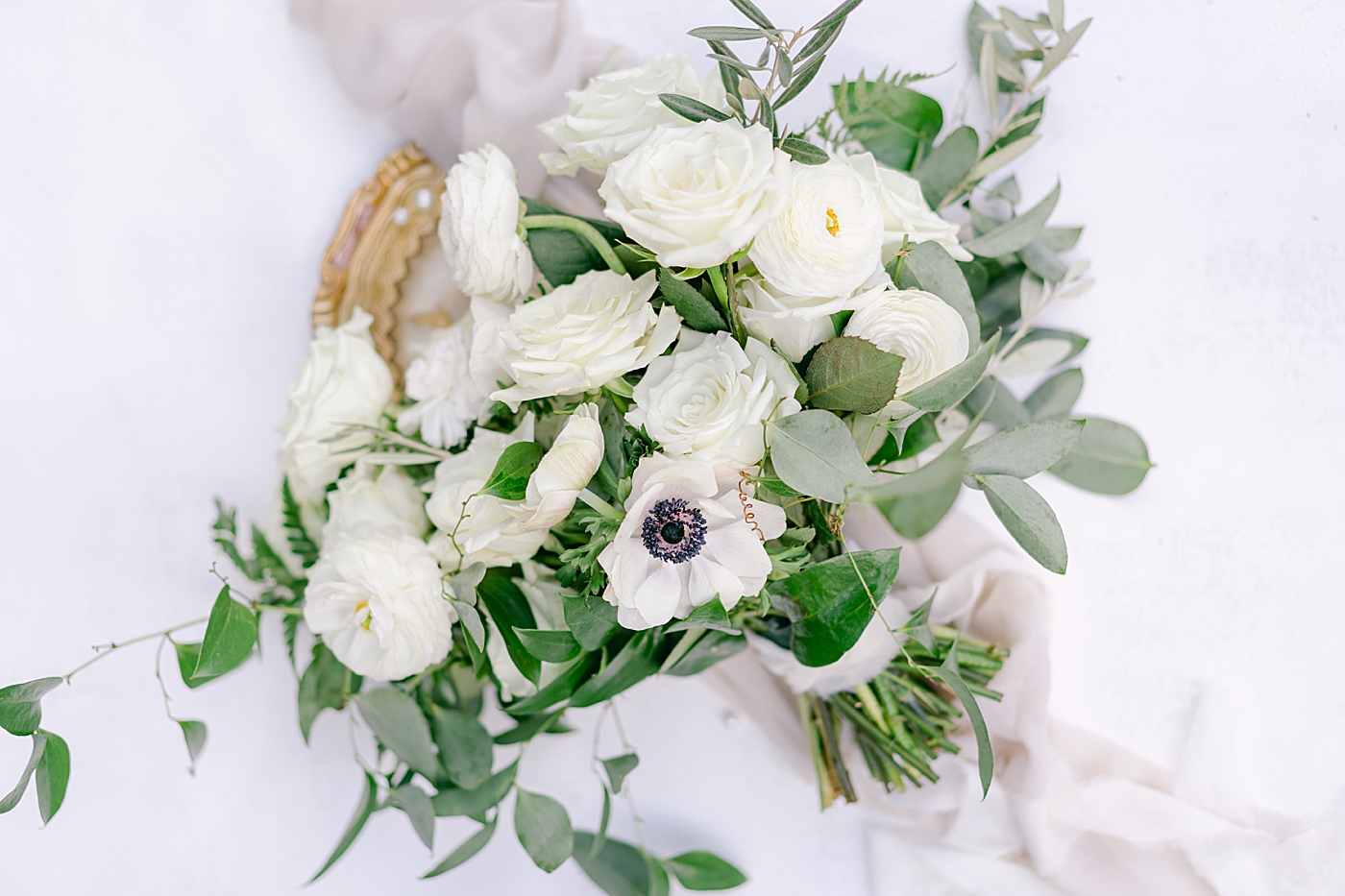 White bridal bouquet | Photo by Hope Helmuth Photography