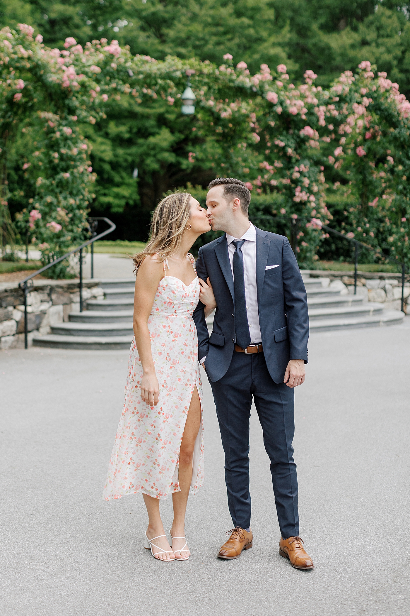 Couple kissing in Longwood Garden | Photo by Hope Helmuth Photography