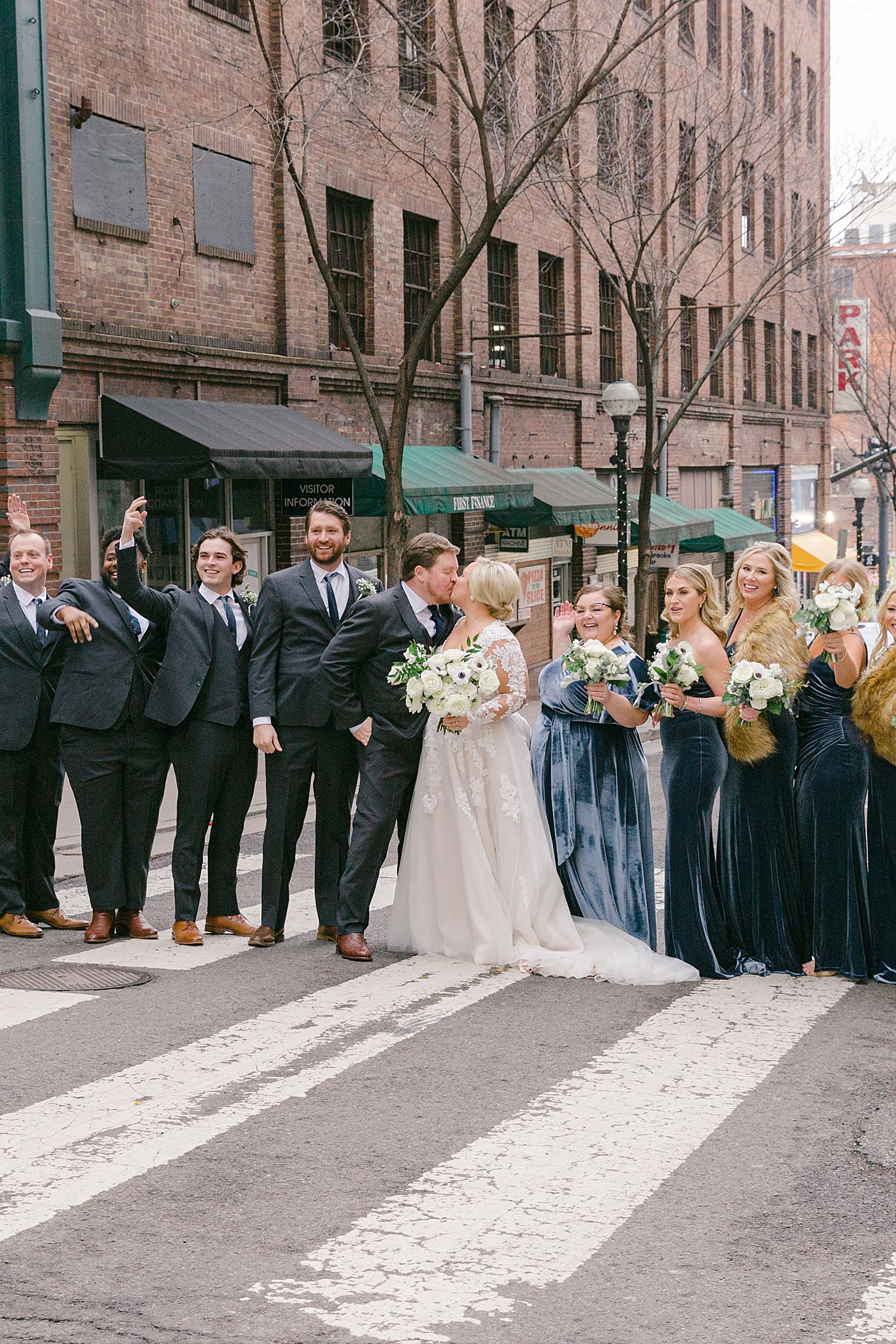 Wedding party photos at Printers Alley | Photo by Hope Helmuth Photography