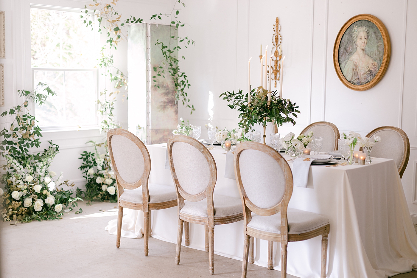 Styled table with flowers and chairs | Photo by Hope Helmuth Photograpghy