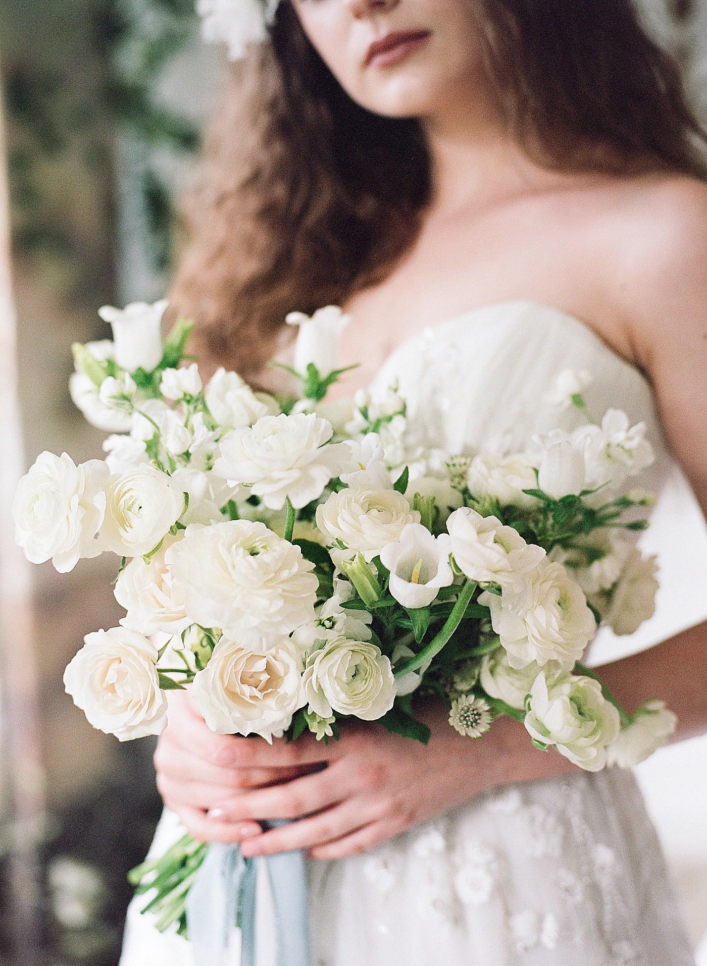 Bouquet of white flowers | Photo by Hope Helmuth Photograpghy