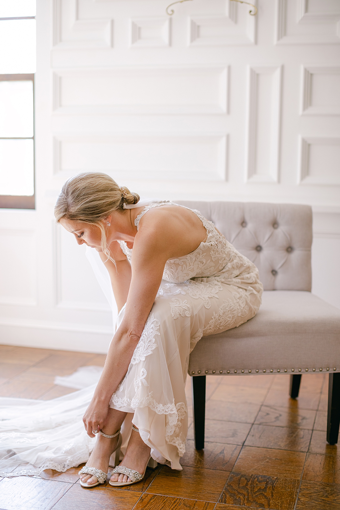Bride putting on her shoes | Image by Hope Helmuth Photography