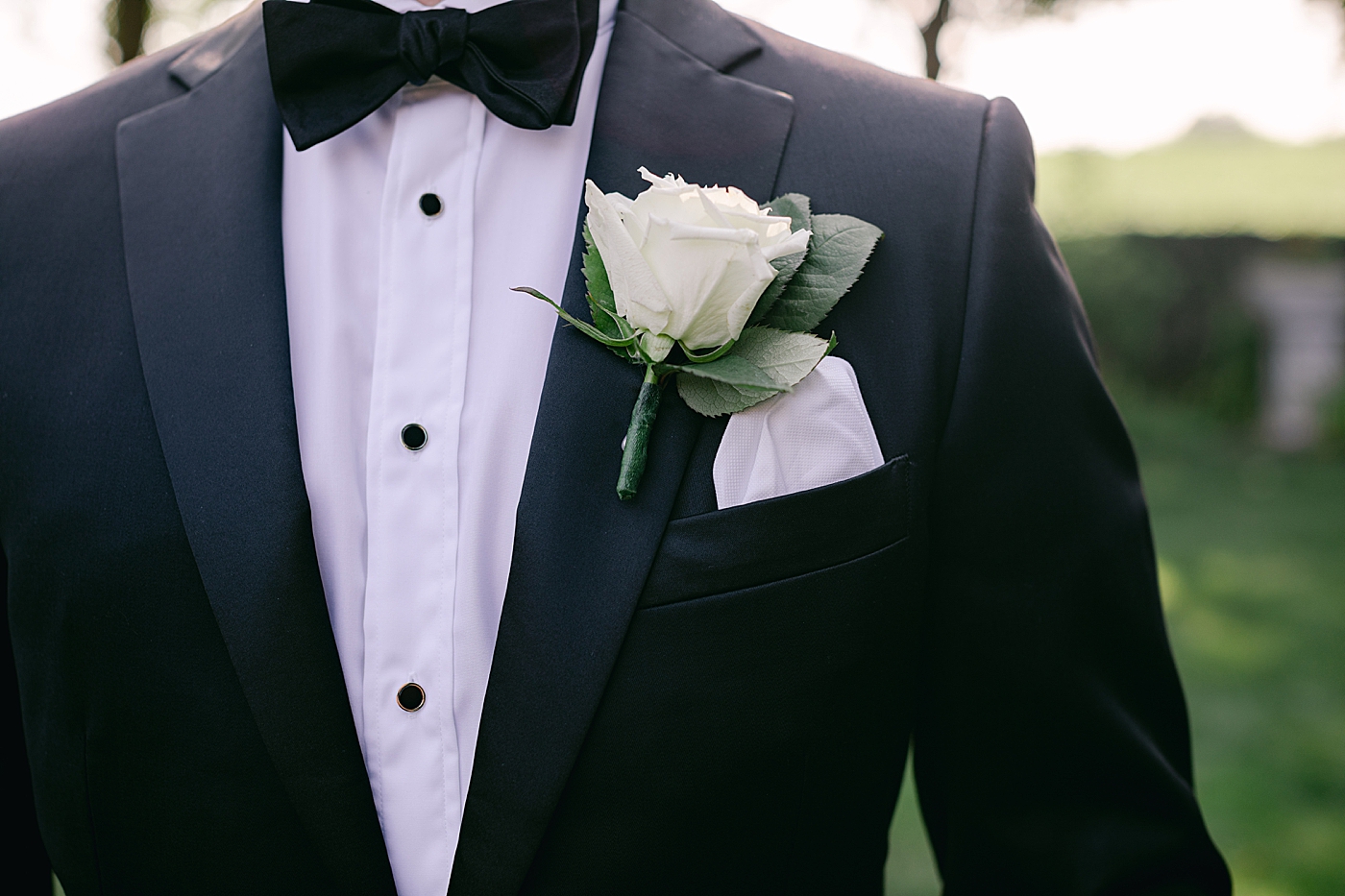 Groom floral details | Image by Hope Helmuth Photography