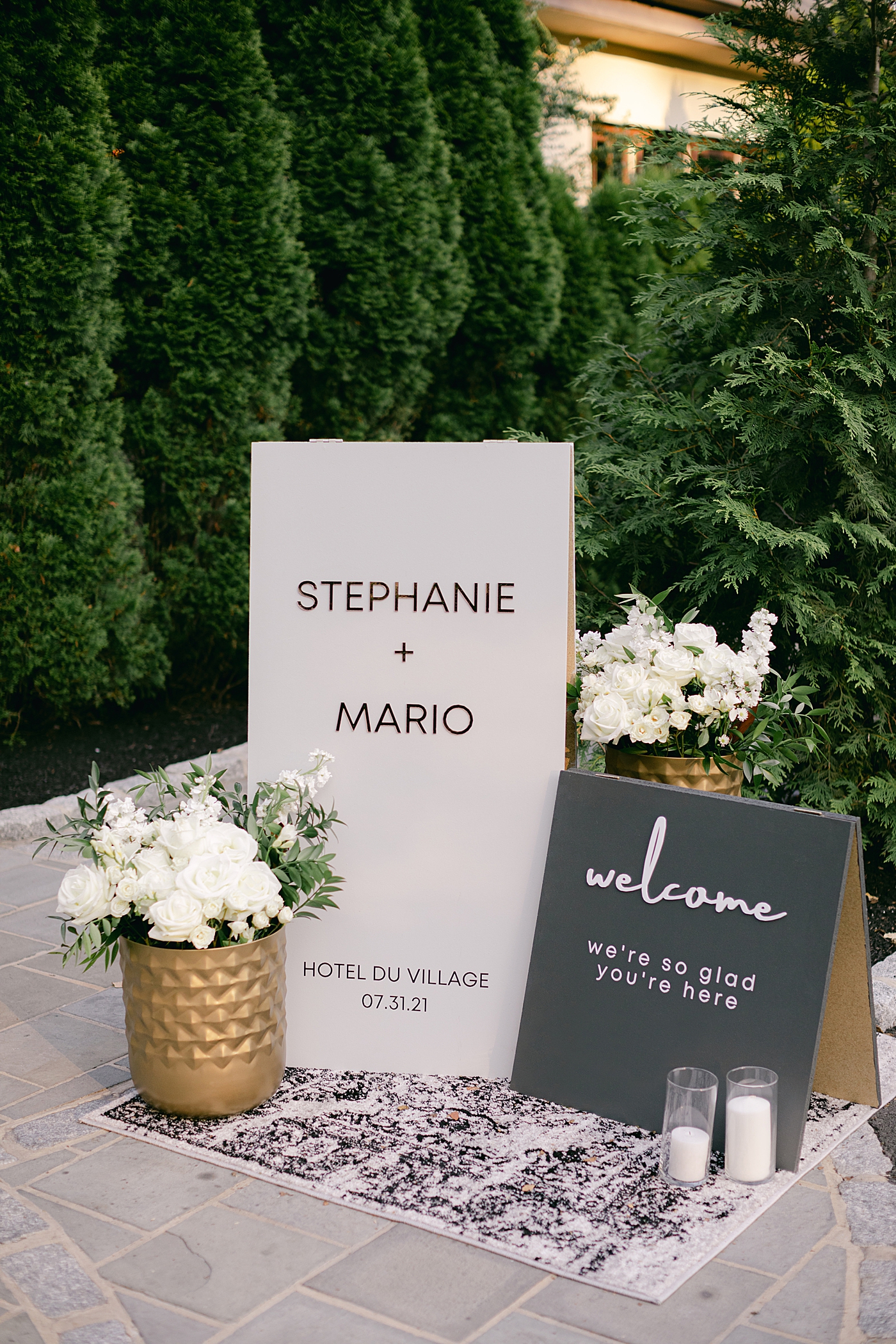 Black and white wedding signage | Image by Hope Helmuth Photography