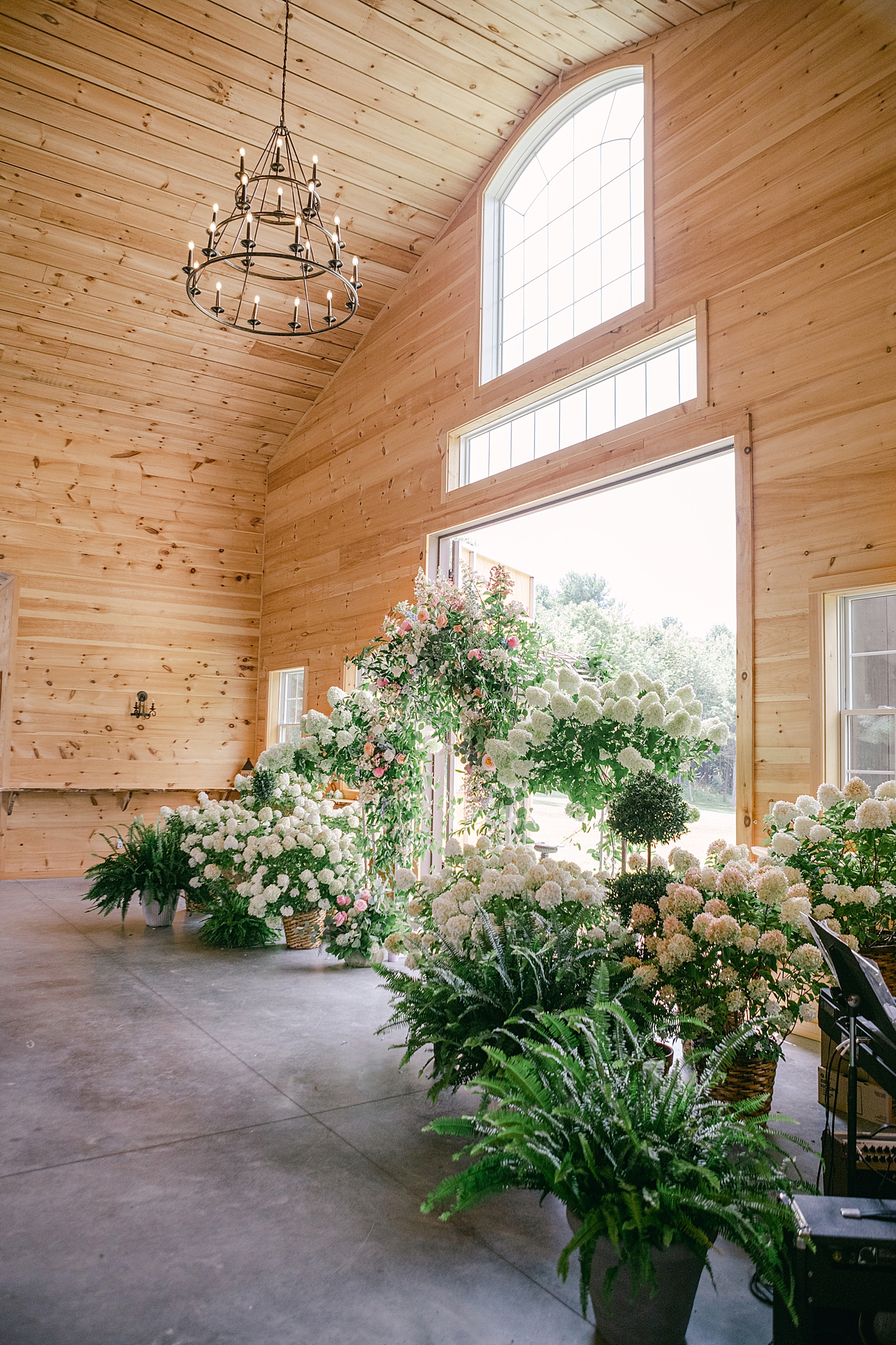 Wedding ceremony location with florals and greenery | Image by Hope Helmuth Photography