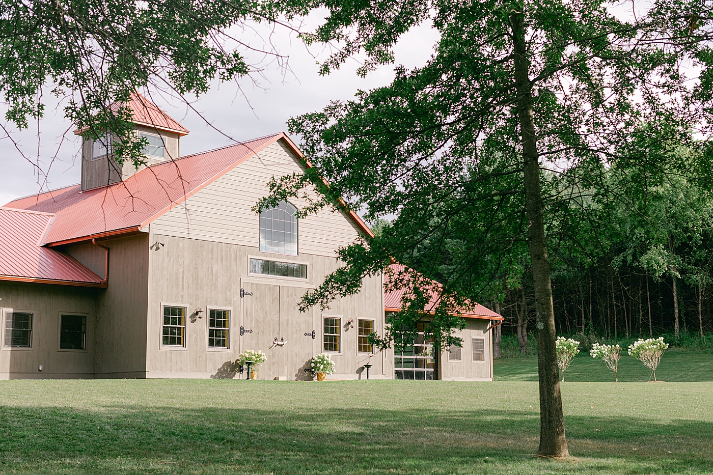 Barn wedding venue | Image by Hope Helmuth Photography