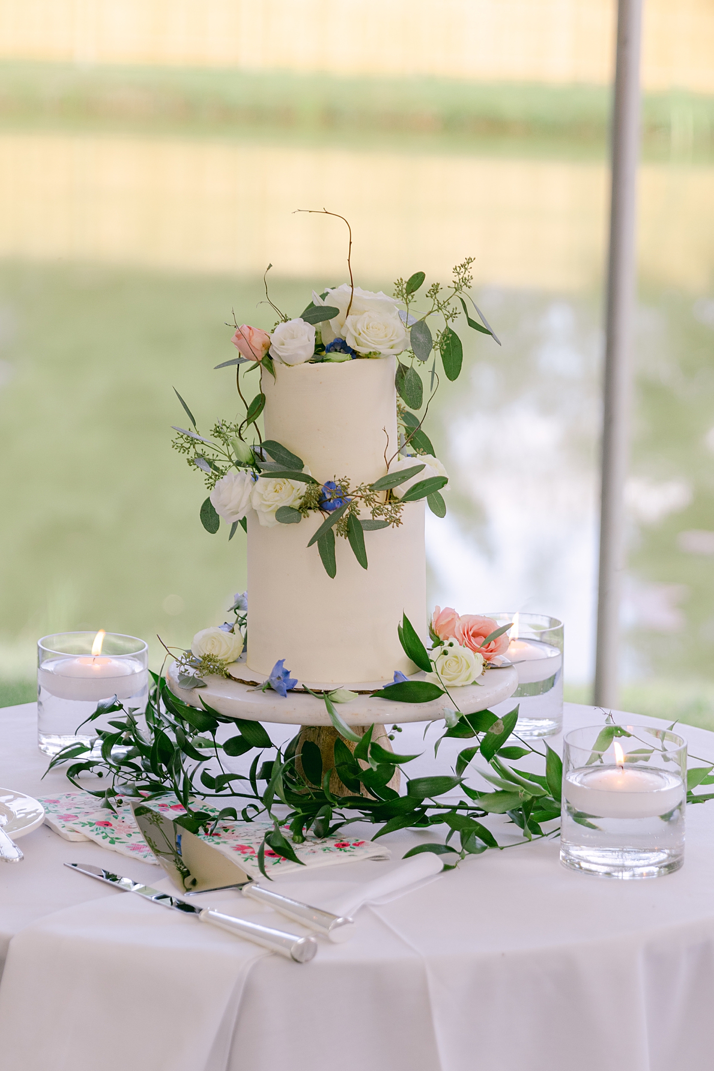 Wedding cake with greenery and flowers | Image by Hope Helmuth Photography
