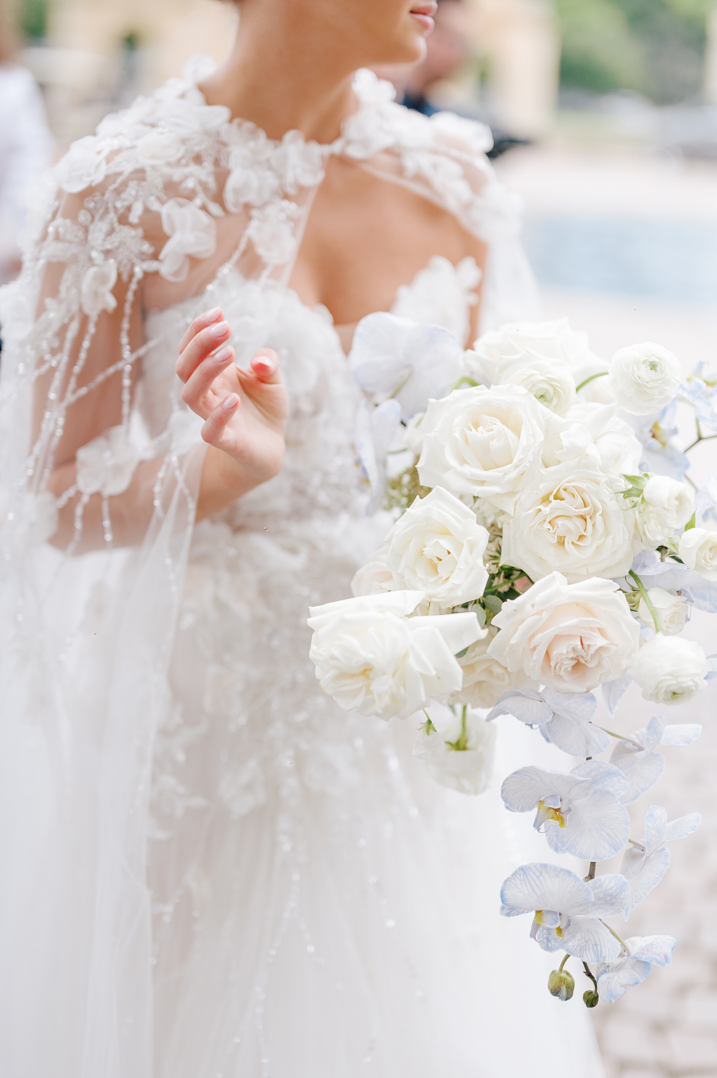 Bride holding her bouquet | Image by Hope Helmuth Photography