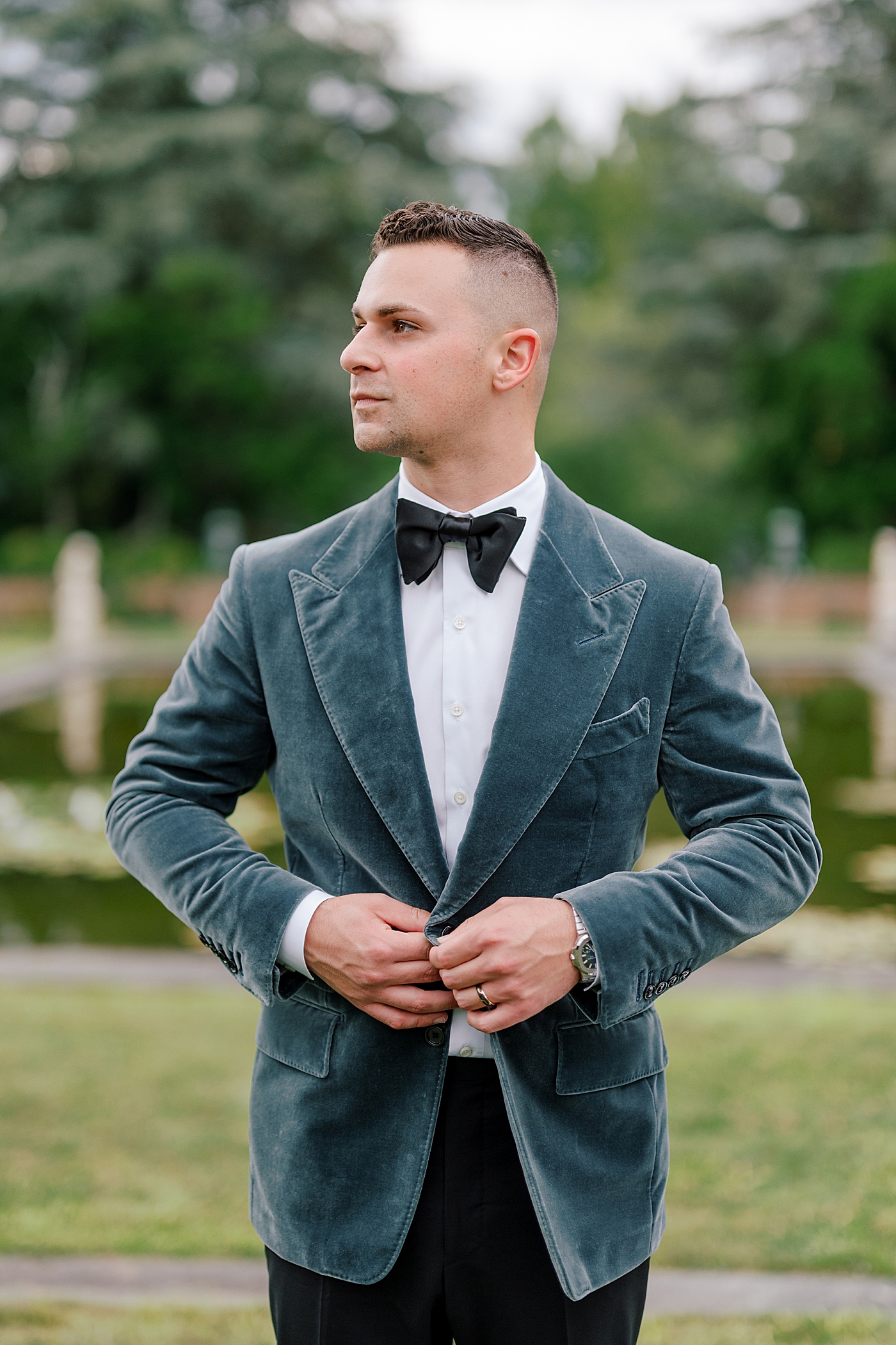 Groom in a velvet Tom Ford tux | Image by Hope Helmuth Photography