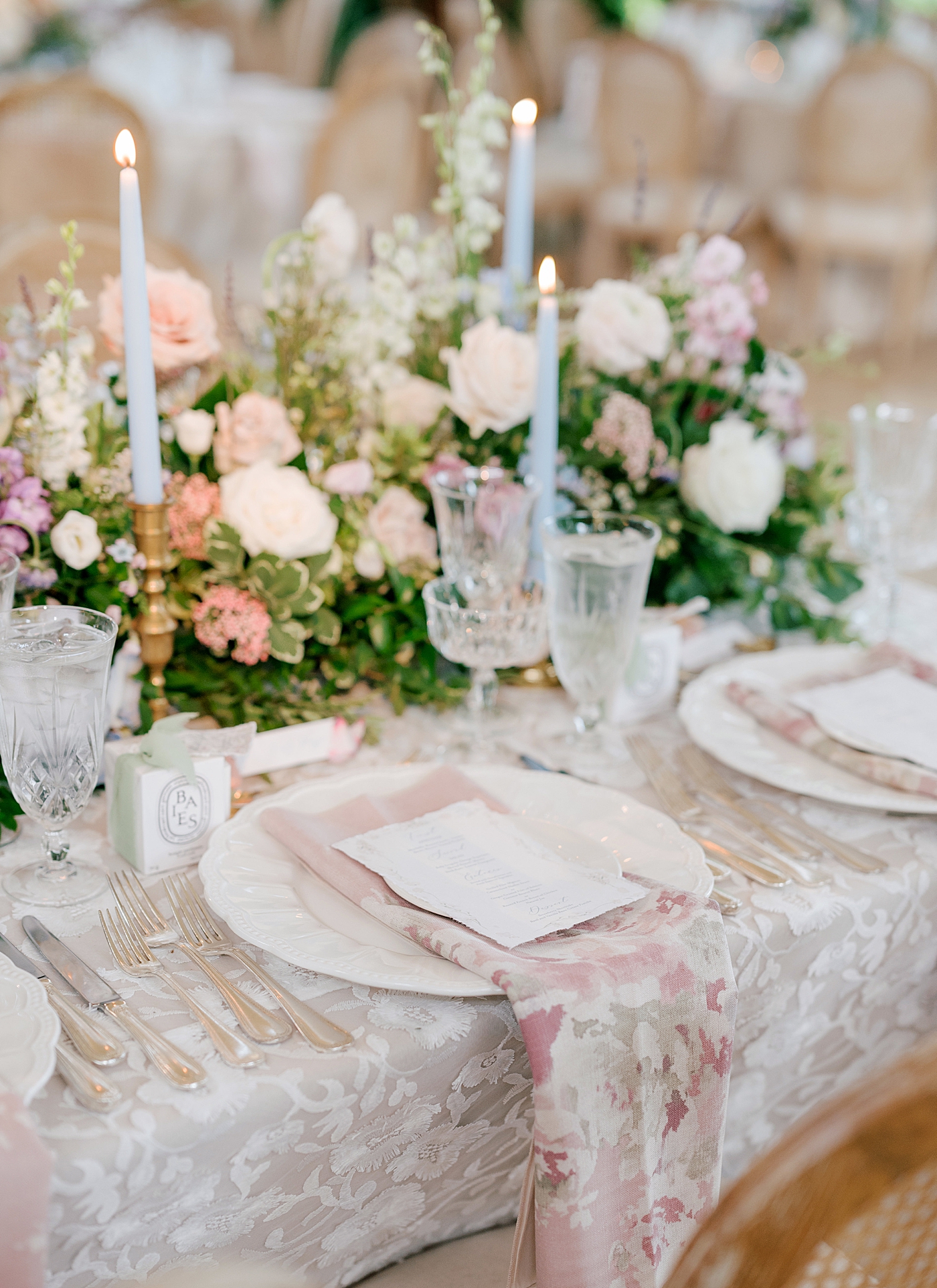 Wedding reception details with candles | Image by Hope Helmuth Photography