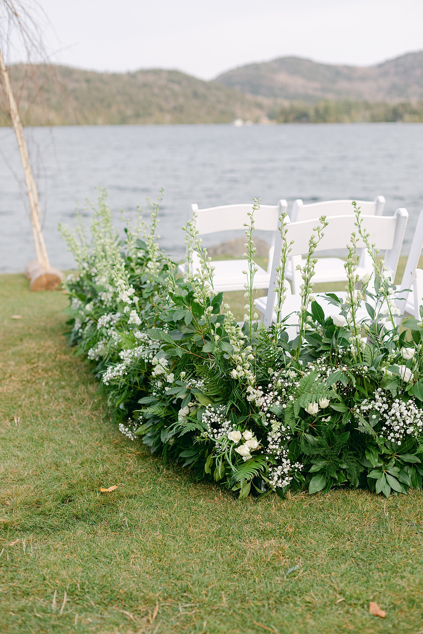 Floral details at Lake Placid wedding | Image by Hope Helmuth Photography