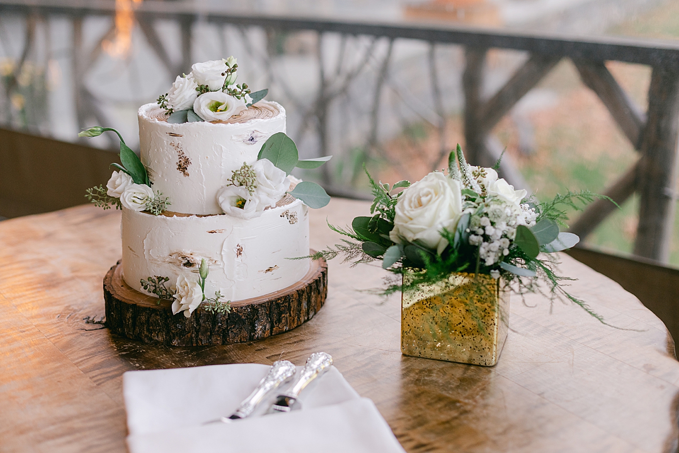 Simple wedding cake with white flowers | Image by Hope Helmuth Photography