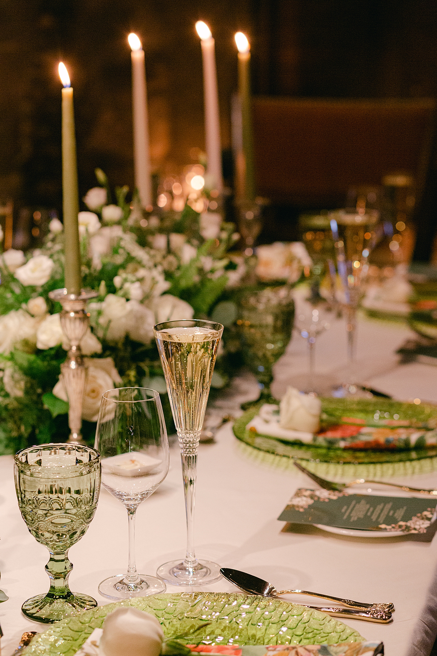 Glass on champagne on a reception table | Image by Hope Helmuth Photography