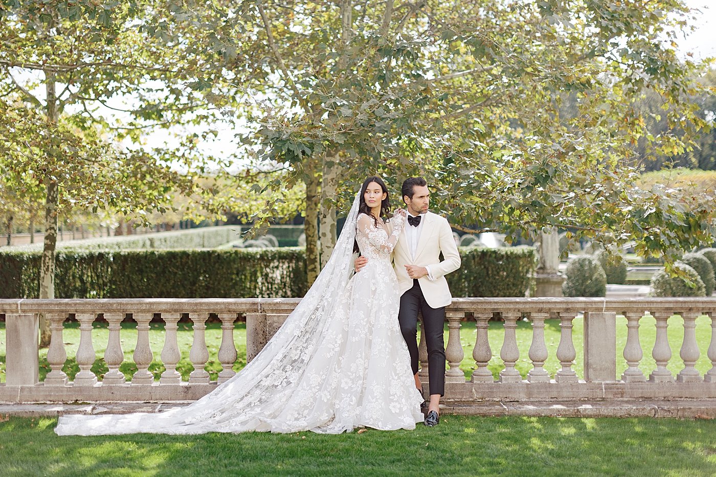 Portrait of bride and groom in the garden during Oheka castle wedding | Image by Hope Helmuth Photography