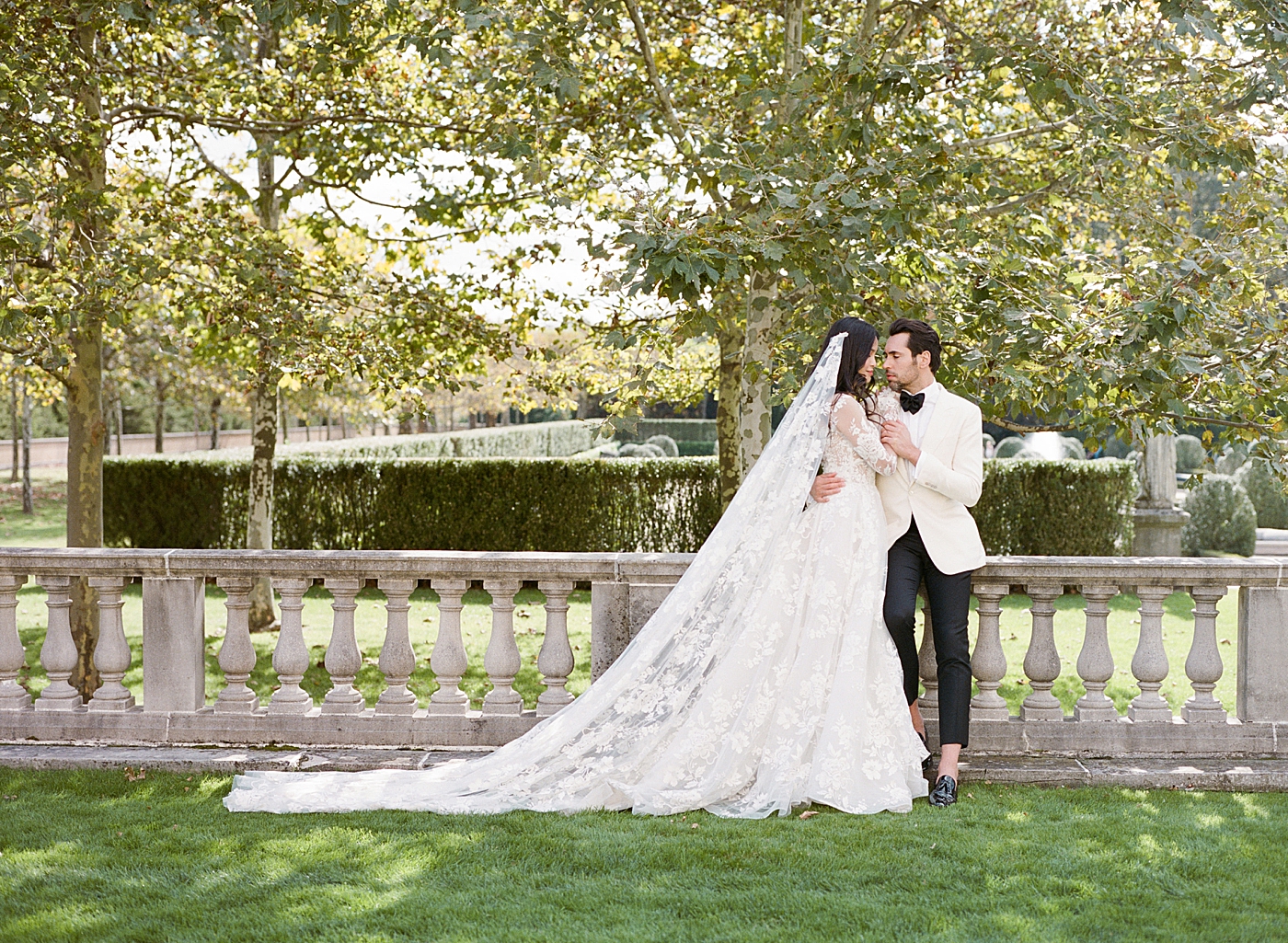Portrait of bride and groom embracing in the garden during Oheka castle wedding | Image by Hope Helmuth Photography