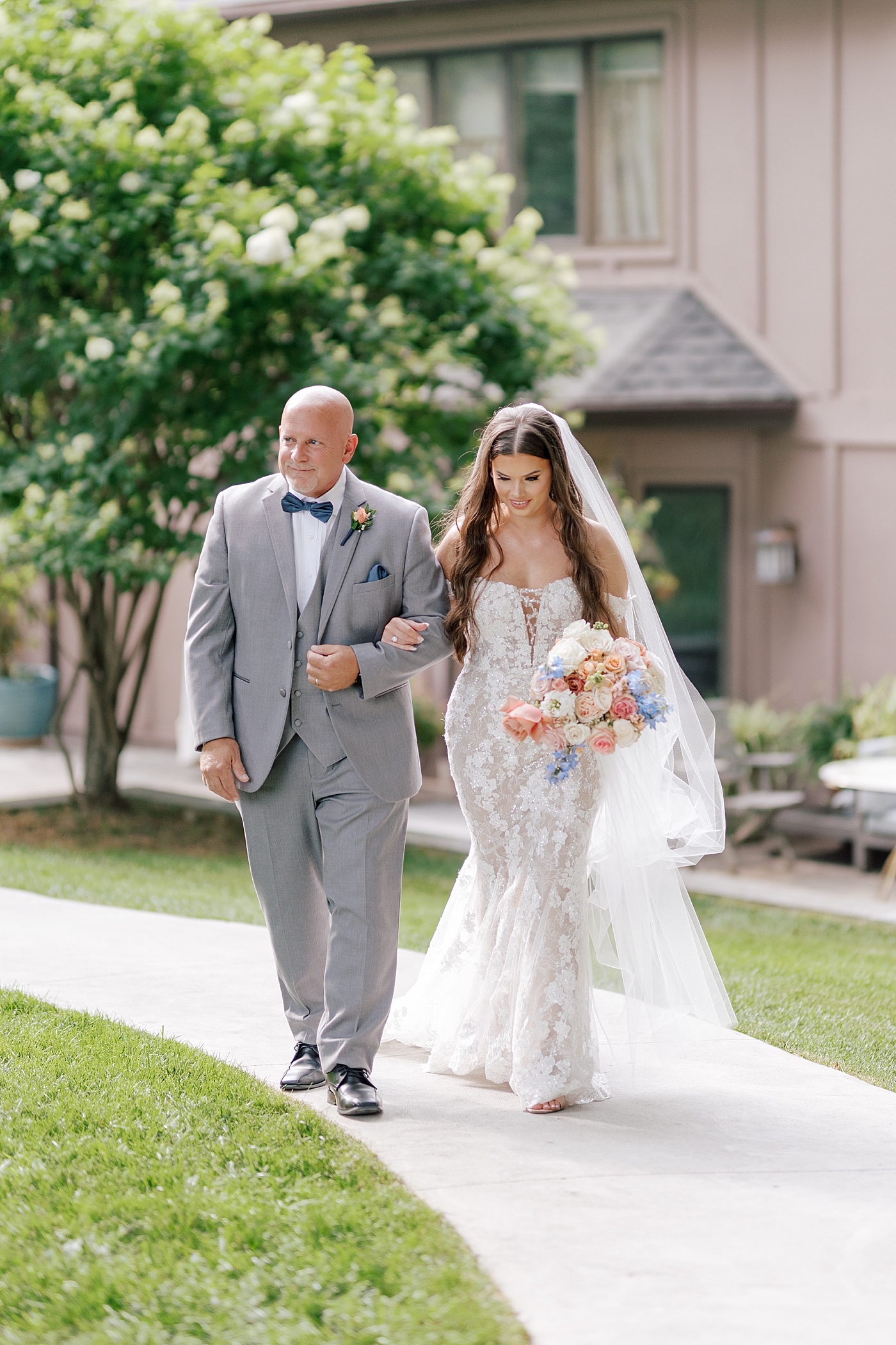 Bride walking down the aisle with her dad during Promise Ridge Wedding | Image by Hope Helmuth Photography 