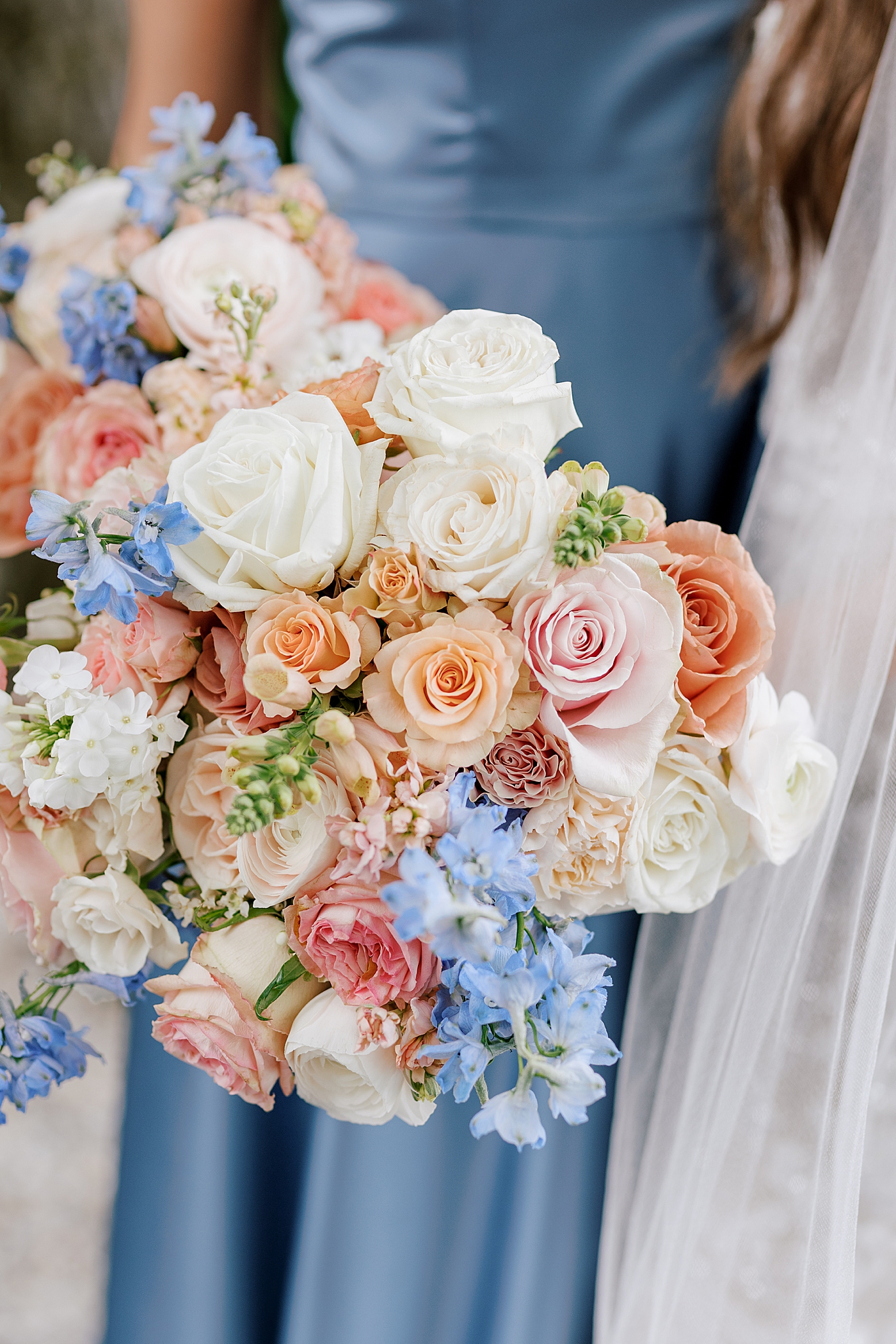 Detail of bridesmaids bouquets all together during Promise Ridge Wedding | Image by Hope Helmuth Photography 