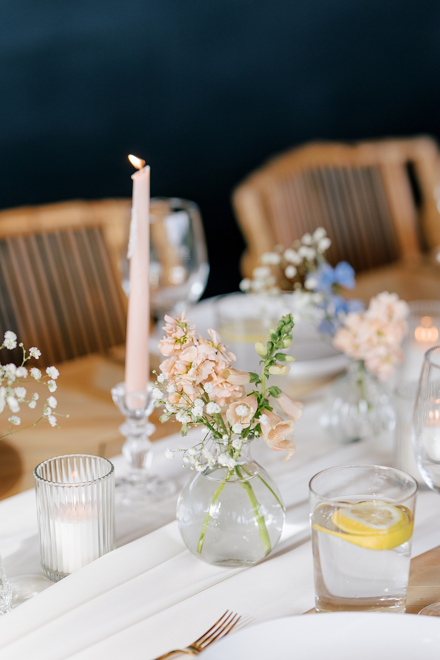 Flowers on a wedding reception table during Promise Ridge Wedding | Image by Hope Helmuth Photography 