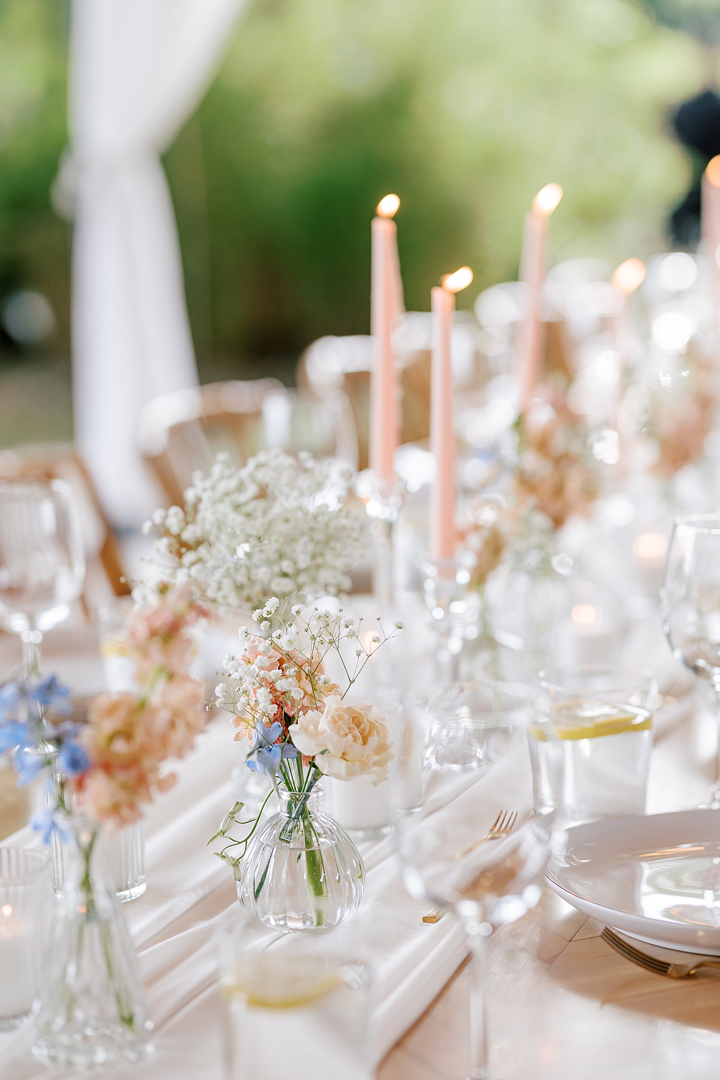 Reception table with pink and blue details with pink candles during Promise Ridge Wedding | Image by Hope Helmuth Photography 