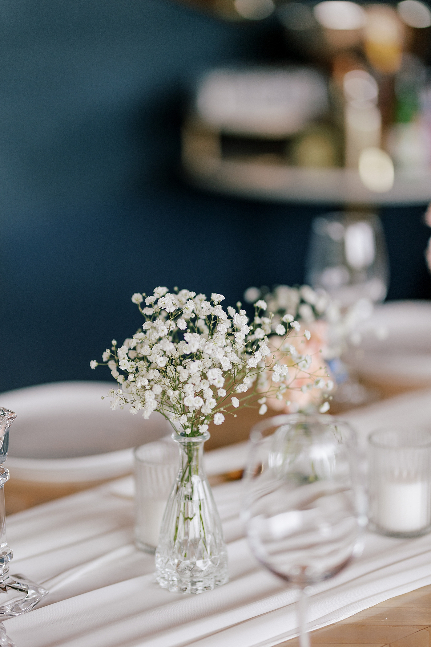 Baby's breath in a glass vase during Promise Ridge Wedding | Image by Hope Helmuth Photography 
