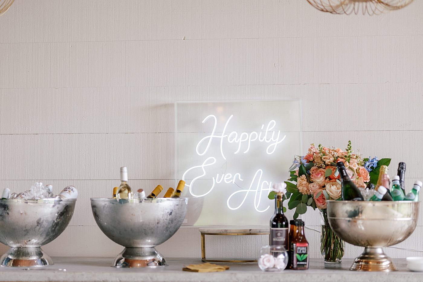 Wedding bar with flowers during Promise Ridge Wedding | Image by Hope Helmuth Photography 