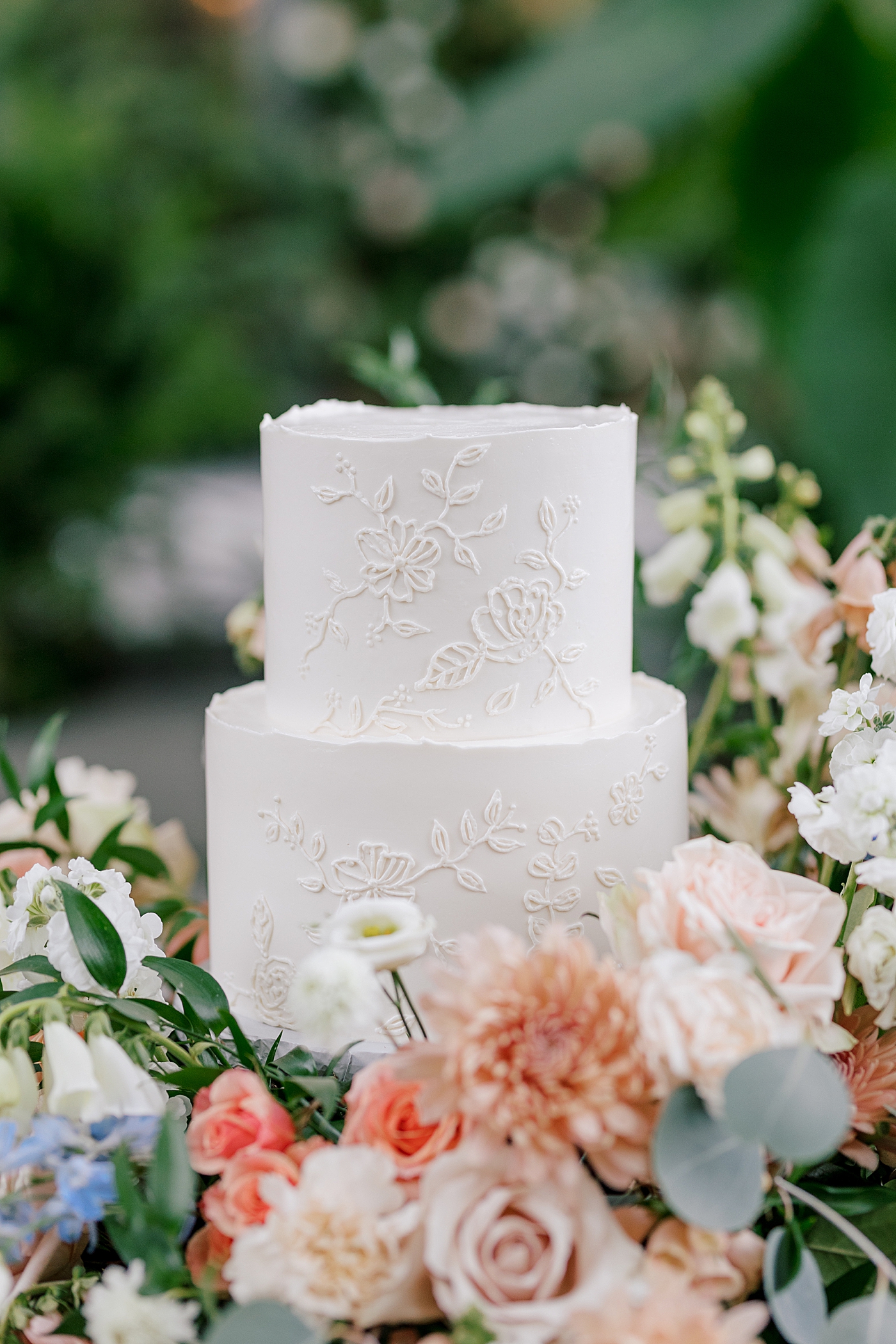Details of white wedding cake during Promise Ridge Wedding | Image by Hope Helmuth Photography 
