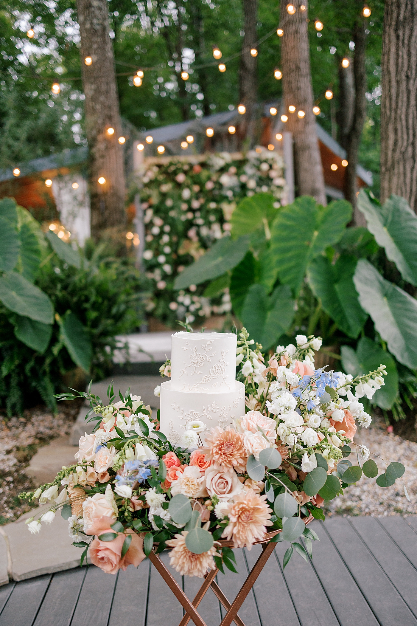 Wedding cake decorated with beautiful flowers | Image by Hope Helmuth Photography 