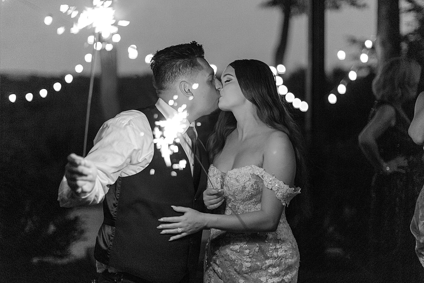 Black and white image of bride and groom kissing during Promise Ridge Wedding | Image by Hope Helmuth Photography 