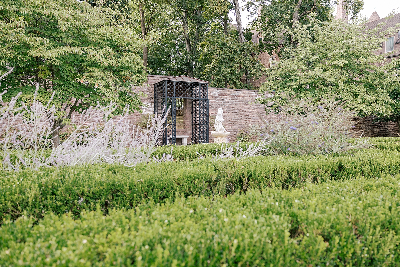 Landscape location detail of a garden during Tyler Gardens Wedding | Image by Hope Helmuth Photography