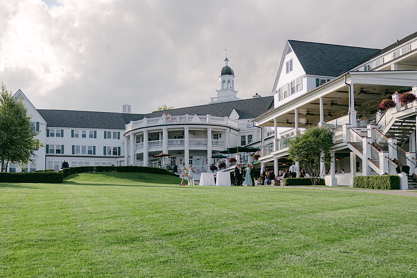 Venue image of grand, green lawn and multi-story white building | Image by Hope Helmuth Photography