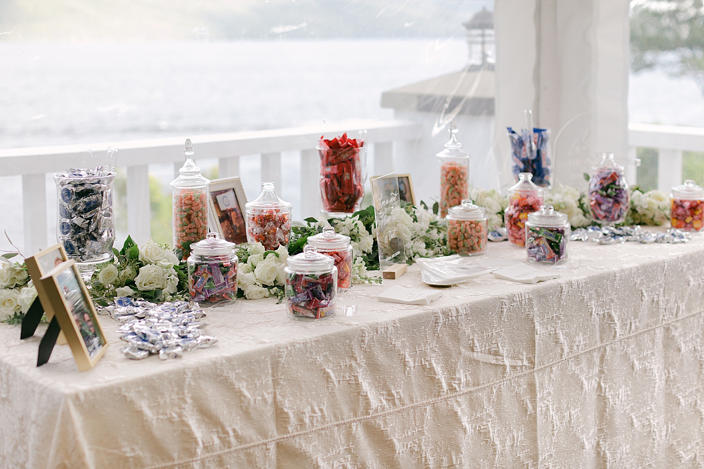 Reception candy table details | Image by Hope Helmuth Photography