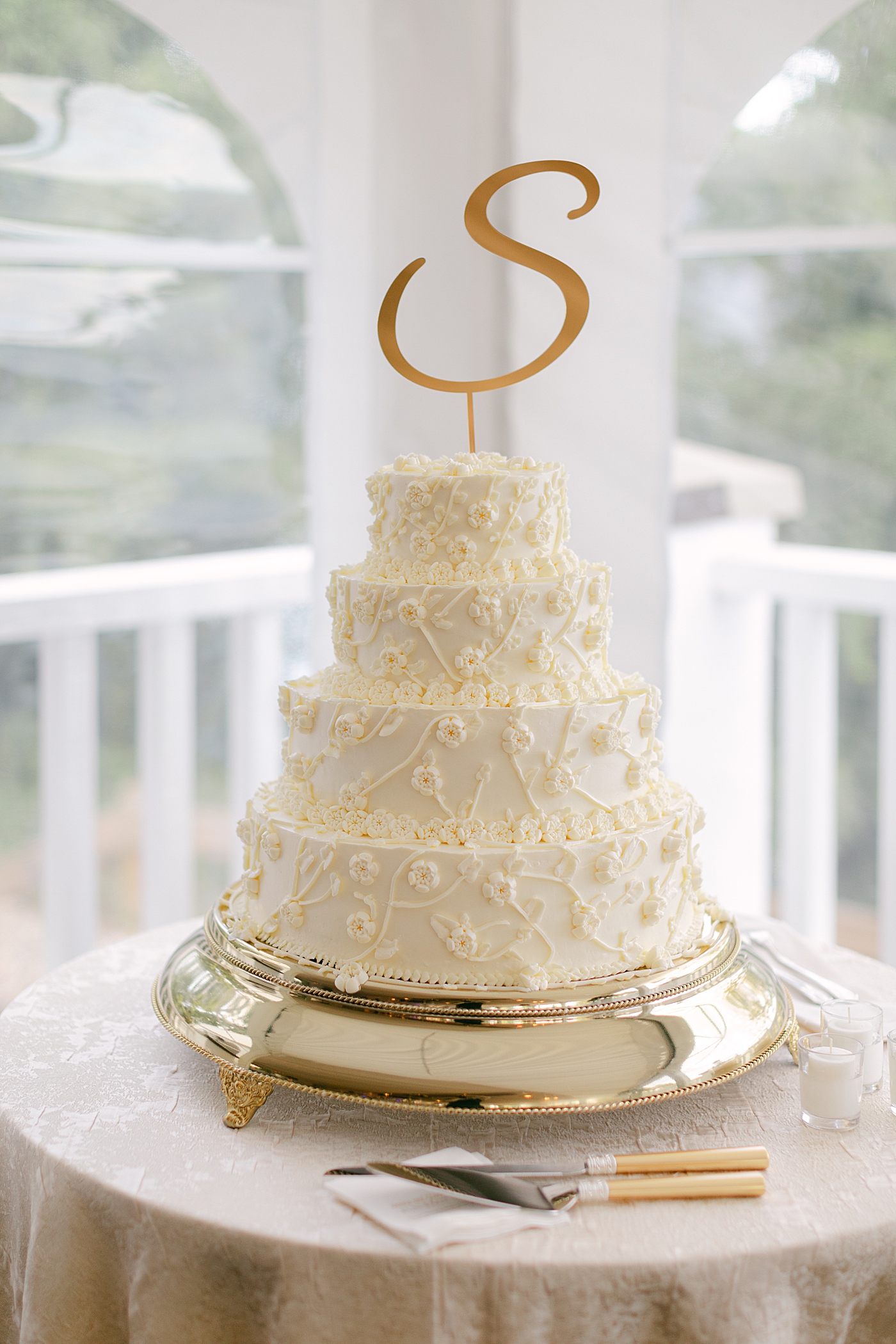 Reception wedding cake details during their Sagamore Wedding | Image by Hope Helmuth Photography